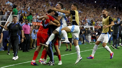 Con Dibu Martínez como gran figura, Argentina derrotó por penales a Ecuador y avanzó a las semifinales de la Copa 础尘é谤颈肠补
