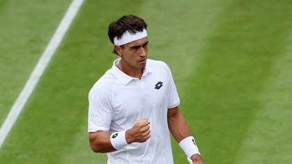 Histórico triunfo del argentino Francisco Comesa?a en Wimbledon: venció al ruso Rublev en su primer partido en el circuito ATP