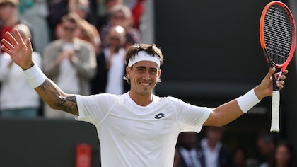 Histórico triunfo del argentino Francisco Comesa?a en Wimbledon: venció al ruso Rublev y ganó su primer partido en el circuito ATP
